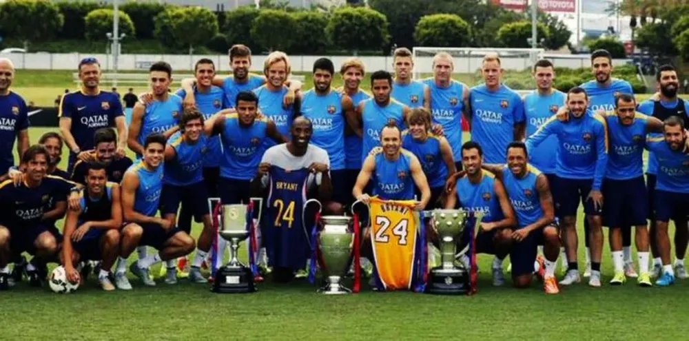 Kobe Bryant con los jugadores de Barcelona
