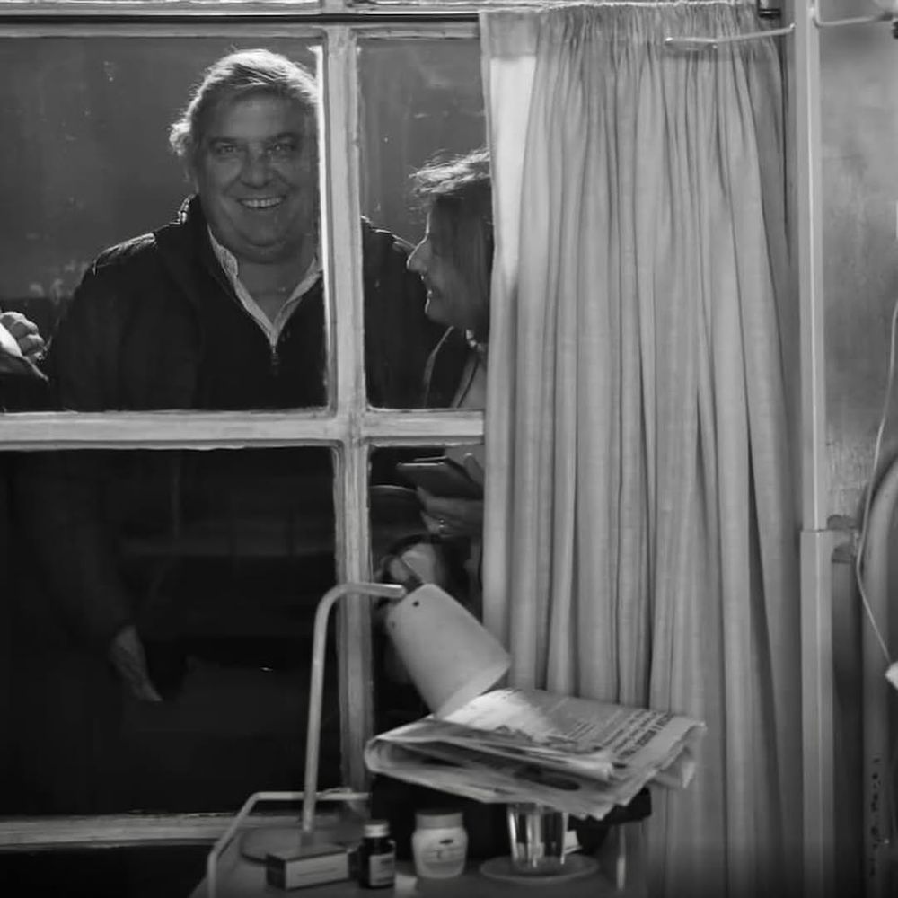 Álvaro Mangino en el set de La sociedad de la nieve