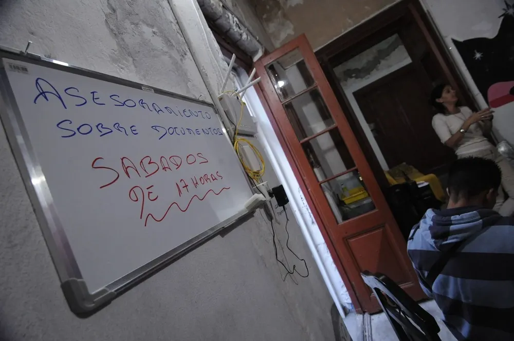 Cada sábado, en Idas y Vueltas los inmigrantes son asesorados de forma gratuita para obtener la documentación que les permita estar en el país de forma legal