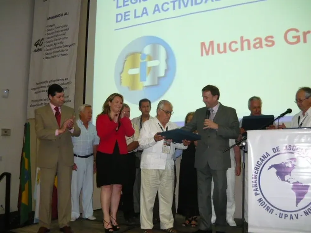 El ex-titular de Anrtci, Mario Stefanoli, entrega una medalla de premiación