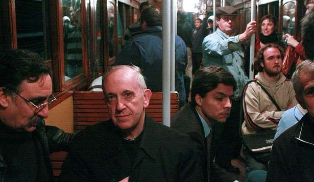 Foto del papa Francisco cuando todavía era Jorge Bergoglio, arzobispo de la Ciudad de Buenos Aires, viajando en el subte línea A. (Año 2008)