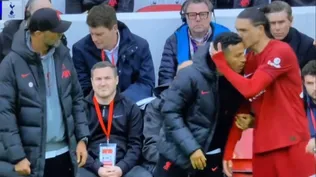 Darwin Núñez besa a Thiago Alcántara ante la mirada del técnico Jürgen Klopp, antes de ingresar a la cancha para defender a Liverpool