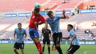 Joaquín Silva de Chile ante Juan Rodríguez de la selección de Uruguay sub 20