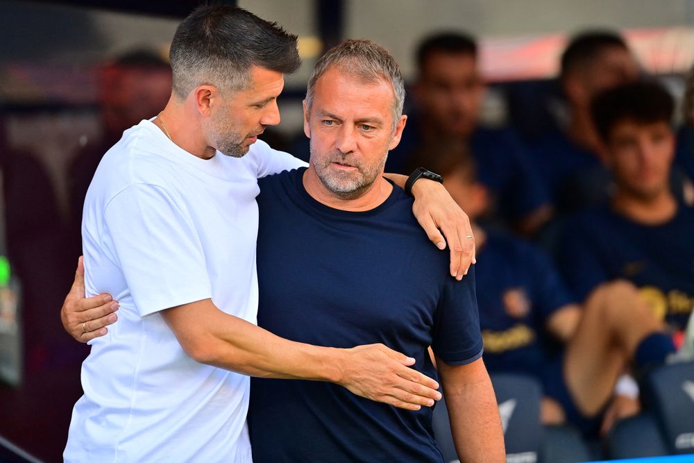 Paulo Pezzolano se saluda con Hansi Flick, técnico de Barcelona &nbsp;