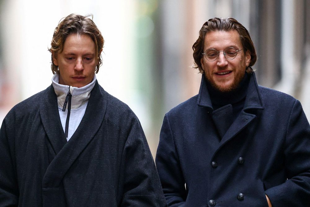 Dos de los hijos de Sarkozy, Jean y Pierre, estuvieron apoyando a su padre en la audiencia.