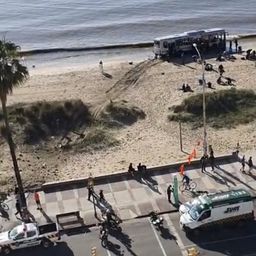 Ómnibus de Cutcsa cruzó la rambla, sin control del conductor, y terminó en la playa de Pocitos.