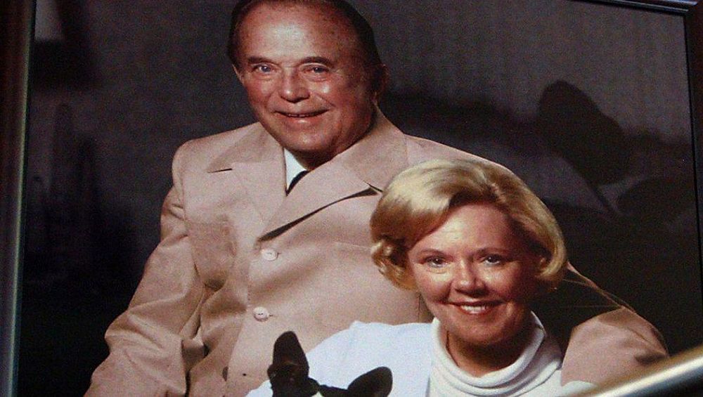 "Me quedé atónito por su rubia belleza", escribió Ray recordando el momento en el que conoció a Joan. "Sí, estaba casada. Como yo también lo estaba, la chispa que surgió cuando nuestras miradas se cruzaron tuvo que ser ignorada, pero nunca la olvidé".