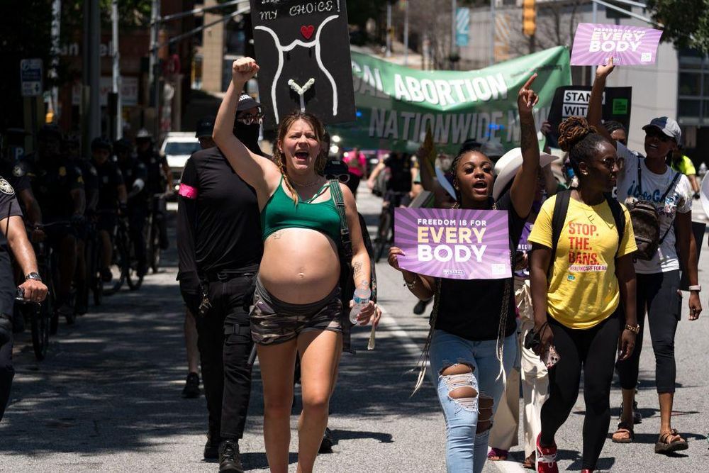 Manifestantes en Atlanta, la capital de Georgia, protestaron contra las prohibiciones estatales al aborto.
