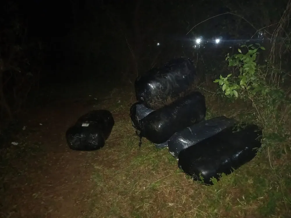 La ropa incautada se encontraba dentro de esas bolsas negras