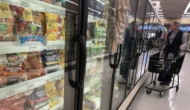 Un cliente compra alimentos congelados en una tienda de comestibles en California. AFP