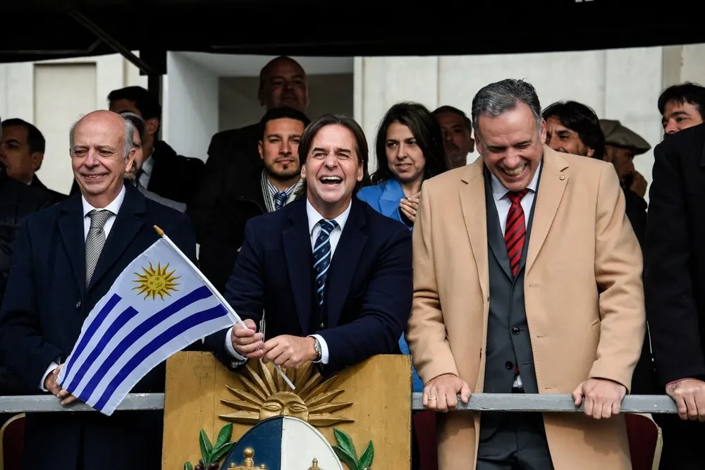 Luis Lacalle Pou y Yamandú Orsi en el acto del Sauce por el natalicio de Artigas. Archivo