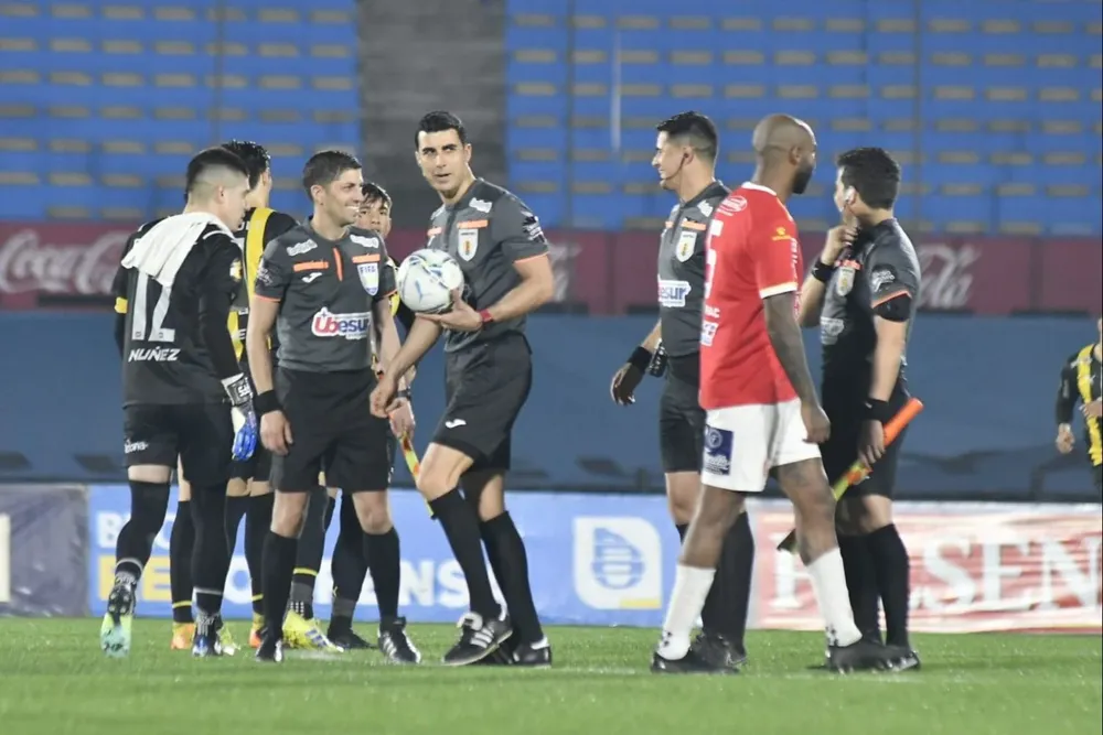 El sorteo entre los capitanes y la risa de García