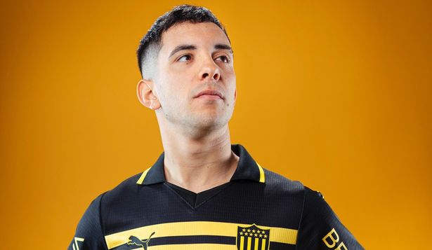 Leonardo Fernández con la nueva camiseta de alternativa de Peñarol