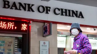 Un ciudadano chino camina por la calle con tapaboca