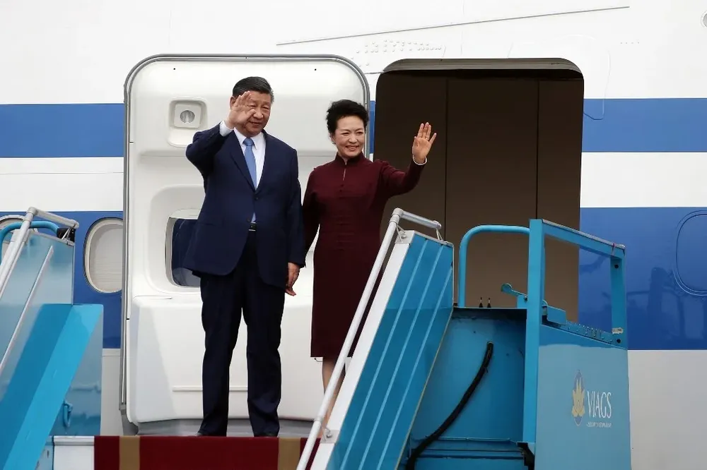 Xi Jinping y su esposa, Peng Liyuan, al llegar al aeropuerto internacional de Hanói.
