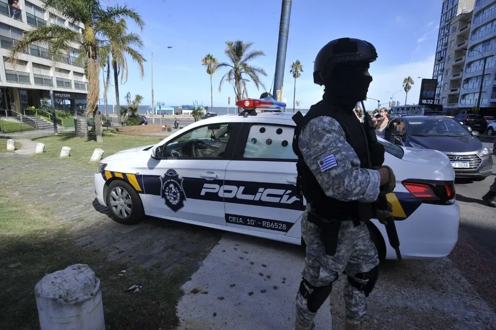 El hombre fue trasladado esposado luego de que estuviese 20 horas atrincherado