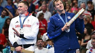 Adam Peaty y Nic Fink en la entrega de medallas tras los 100 metros pecho en los Juegos Olímpicos París 2024