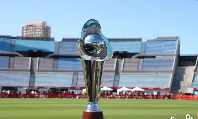 El trofeo de la Copa AUF Uruguay