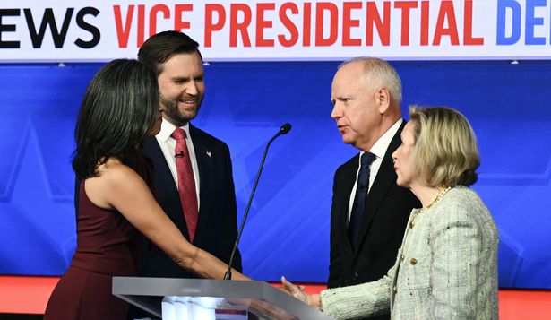 Los candidatos a vicepresidentes en un clima cordial con sus esposas Usha Vance y Gwen Walz al final debate.