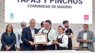 El chef Antonio María Ventura recibiendo el diploma de representante madrileño