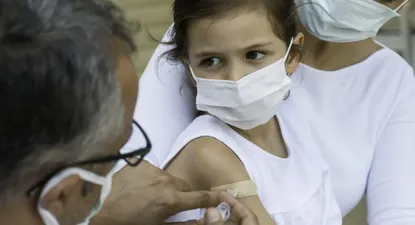 Niño siendo atendido por un doctor.