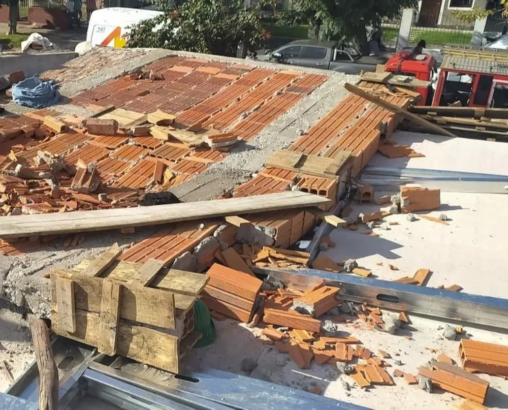 Una pared en construcción se derrumbó encima de tres trabajadores
