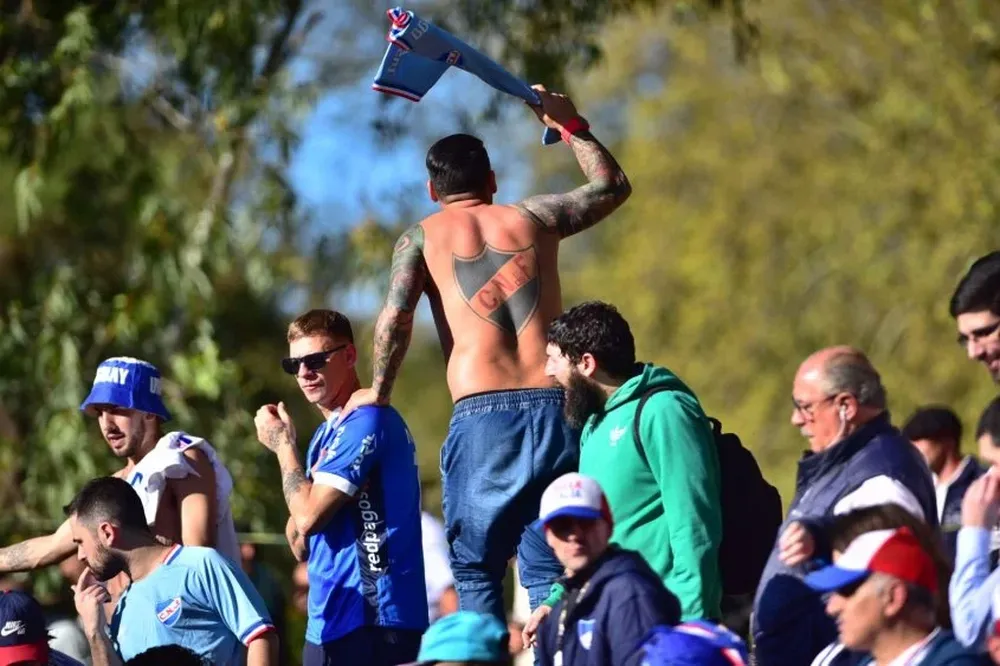 Los hinchas de Nacional en el Saroldi: el fanatismo tatuado en la piel