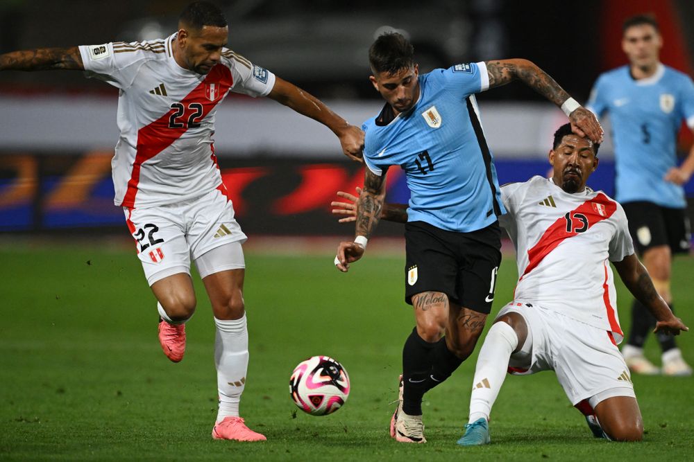 Alexander Callens y Jesús Castillo de Perú ante Cristian Olivera de Uruguay