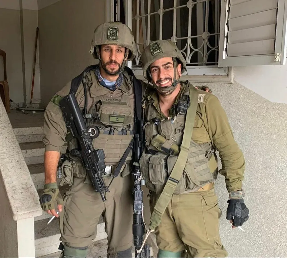 A la izquierda de la foto, el actor Idan Amedi