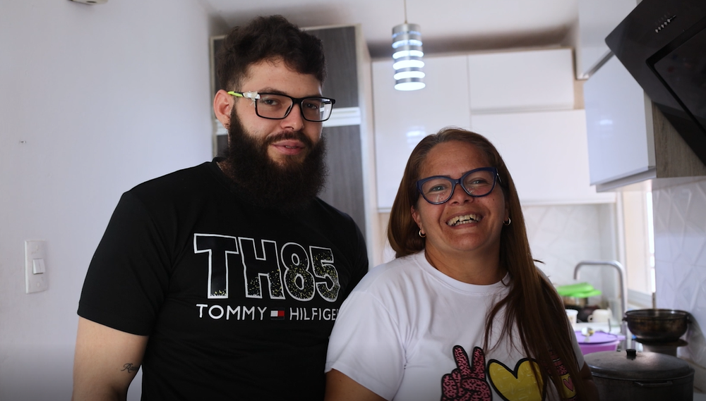 Wilken Flores junto a su madre en la casa familiar en Venezuela.