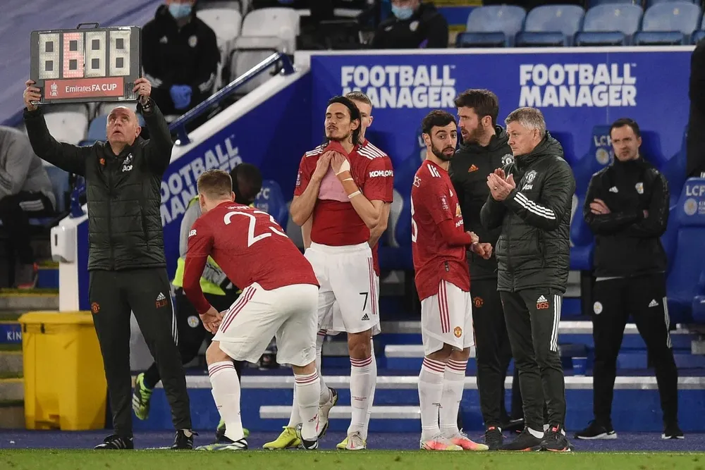 Cavani entró a los 64 en un cuádruple cambio