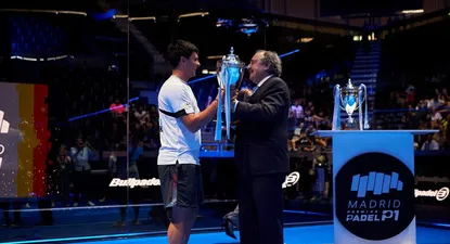 Ricardo Alfonsin otorgando la Copa Embajada Argentina