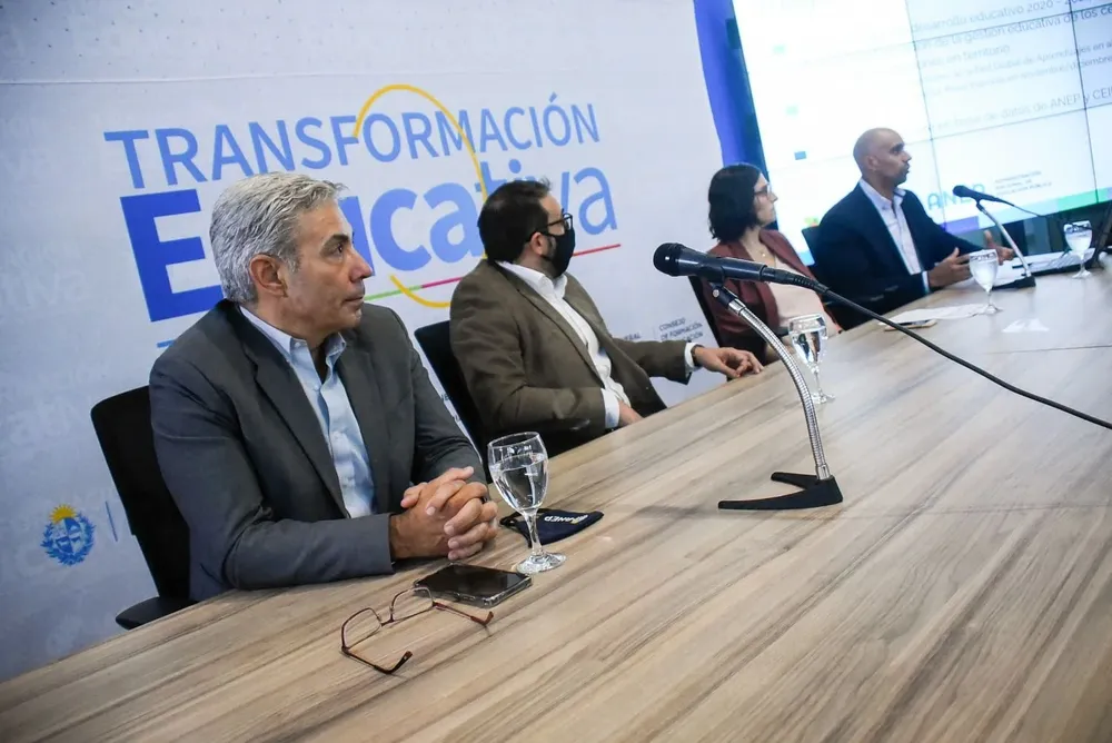 Diez competencias y cuatro claves de egreso marcan los puntos principales del borrador