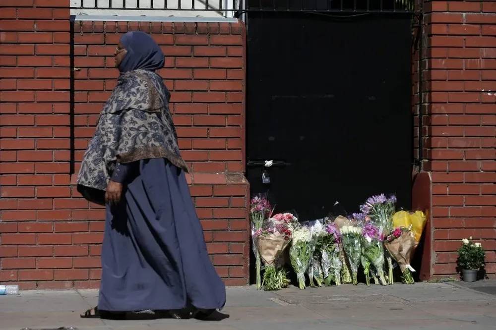 Ofrendas florales a la entrada de la mezquita de Finsbury Park
