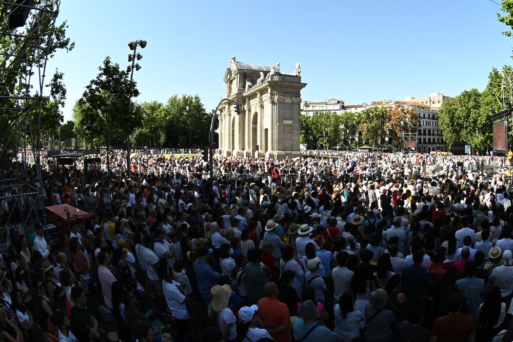 Una multitud de personas en la Puerta de Alcalá antes de que el papa Leo XIV presida la misa de Corpus Christi en la Plaza de Cibeles, este domingo en Madrid. Una multitud de personas en la Puerta de Alcalá antes de que el papa Leo XIV presida la misa de Corpus Christi en la Plaza de Cibeles, este domingo en Madrid. 