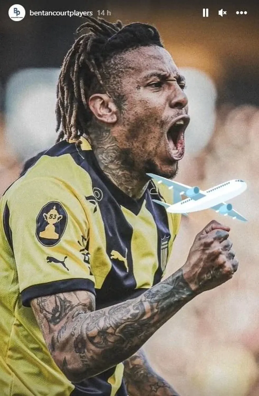 La imagen de Abel Hernández y el avión que subieron en las redes de Pablo Bentancur