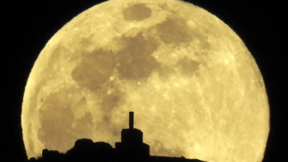 El equinoccio de primavera y otoño coincidió el miércoles 20 de marzo con la tercera y última superluna llena del año.