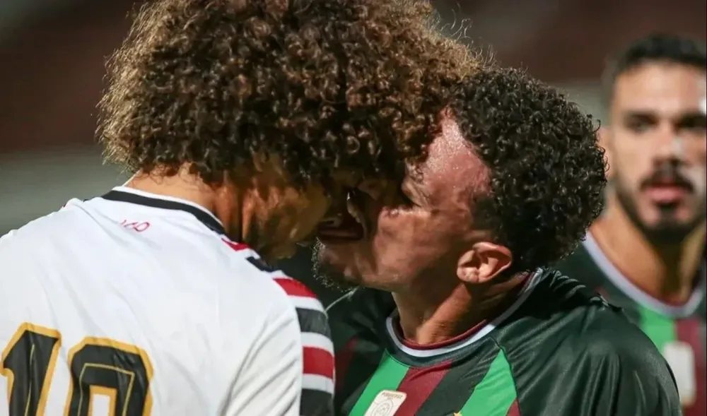 Nathan Cachorrao le lamió la nariz a un rival y este terminó expulsado en el fútbol brasileño