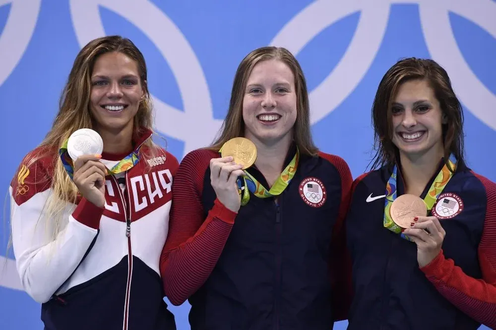 Yulia Efimova, Lilly King y Catherine Meili