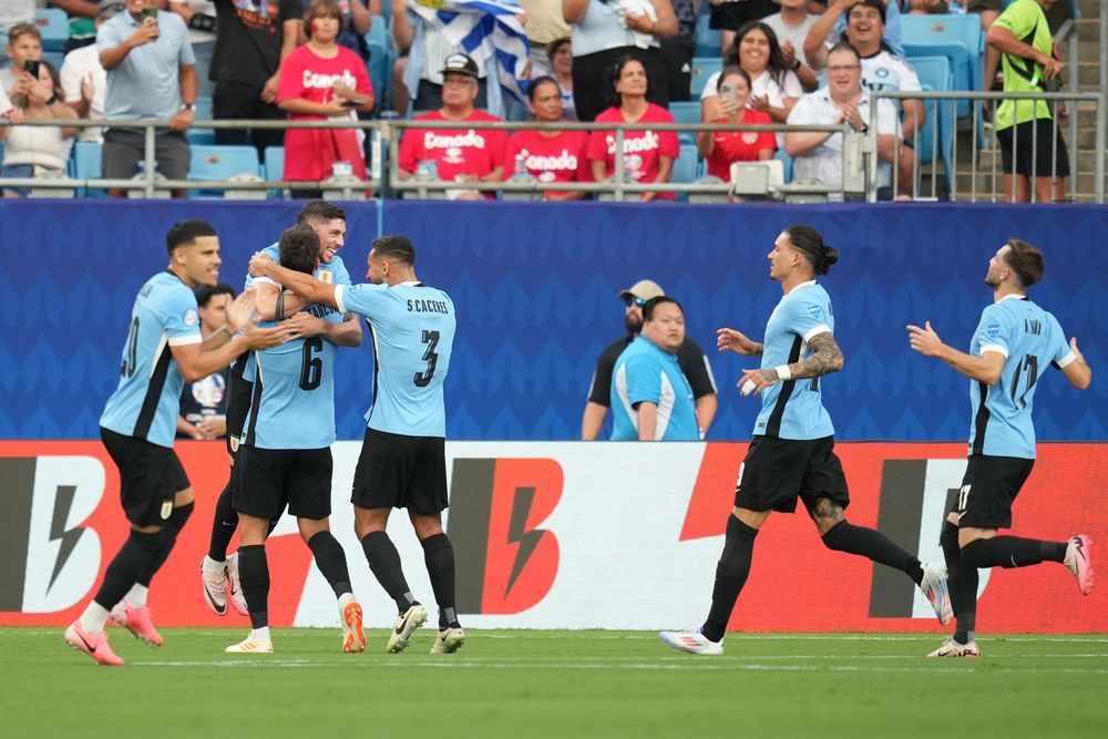 Federico Valverde, Sebastián Cáceres y Maxi Araújo fueron los primeros en llegar a saludar a Rodrigo Bentancur por su gol ante Canadá en el partido por el tercer puesto de la Copa América 2024