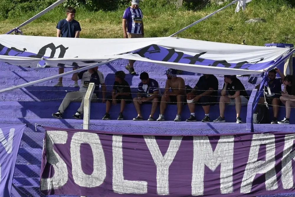 Hinchas en el Capurro