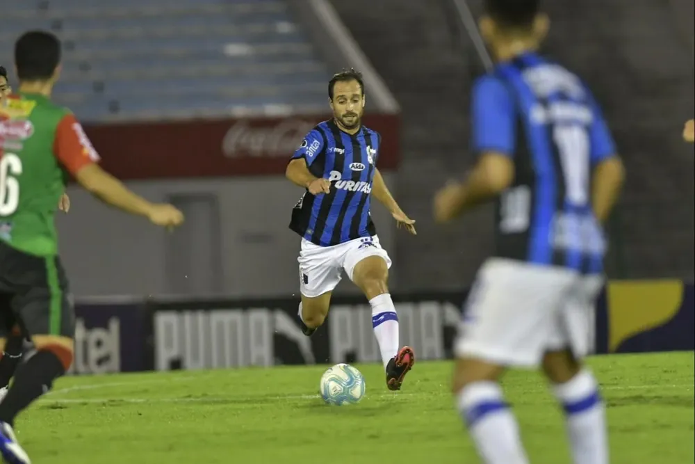 Un jugador de cabecita levantanda