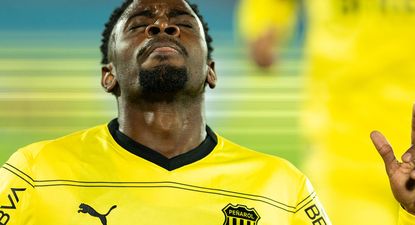 Luis Angulo celebra uno de sus goles en Peñarol