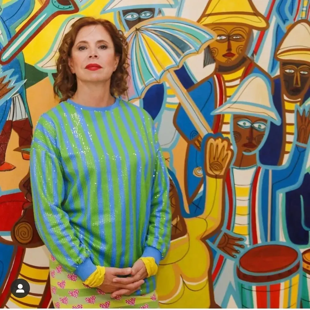 Ágatha Ruiz de la Prada frente a una pintura de Carlos Páez Vilaró