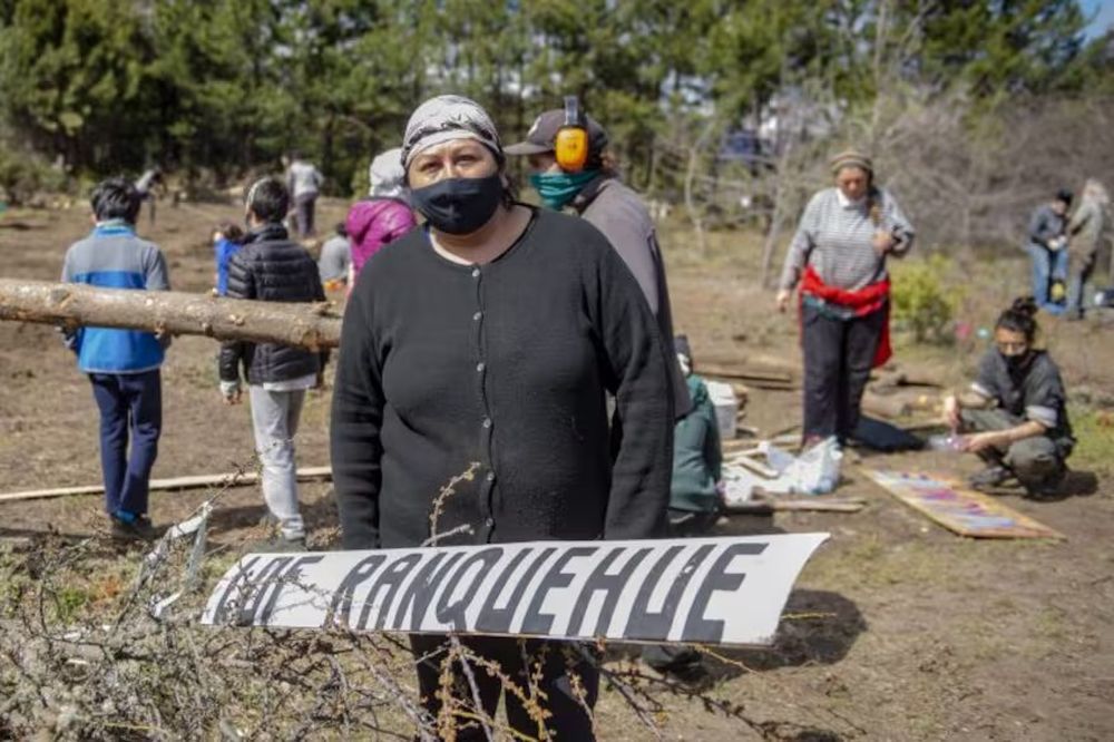 Integrantes de la comunidad Millalonco Ranquehue, en el territorio reivindicado por los mapuches