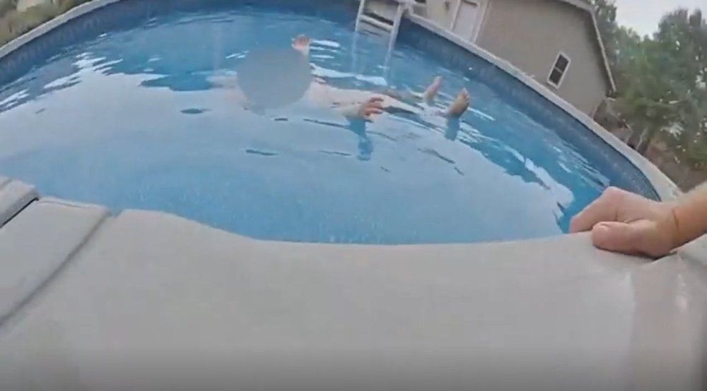 Video: un policía en Estados Unidos rescató a un niño de tres años que estaba a punto de ahogarse en una piscina