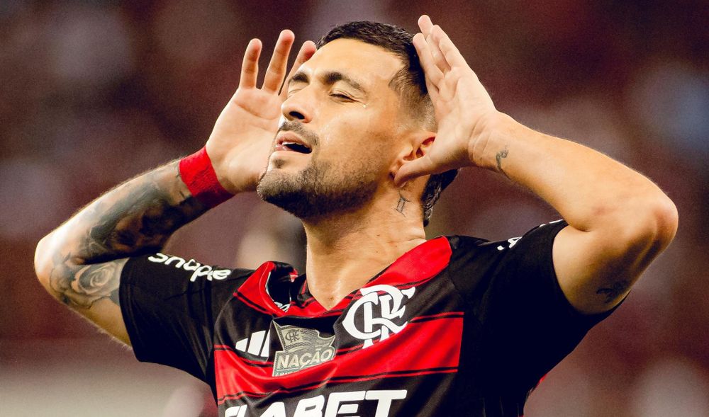 Giorgian De Arrascaeta celebra un nuevo gol para Flamengo, pero de una forma muy particular