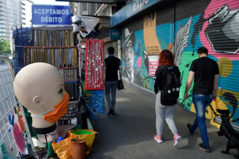 Por normativa departamental, los vecinos frentistas son los responsables de mantener el orden en sus veredas