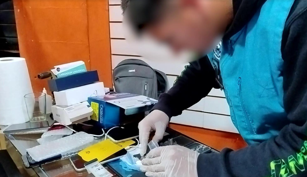 Secuestran 81 celulares ilegales en Liniers y restituyen un iPhone robado a su dueña