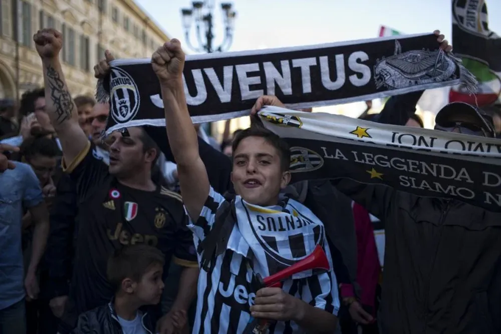 El festejo de los hinchas de Juventus, tras el quinto título seguido en la Serie A